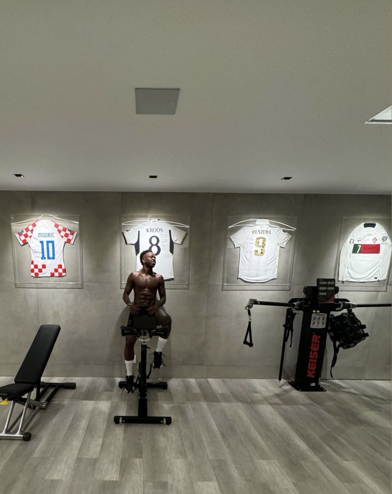 维尼修斯晒私人健身房照：墙上有C罗、魔笛、克罗斯、本泽马球衣